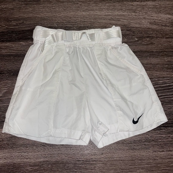 Nike Women’s Sportswear Swoosh Belted Woven Short - Picture 2 of 5